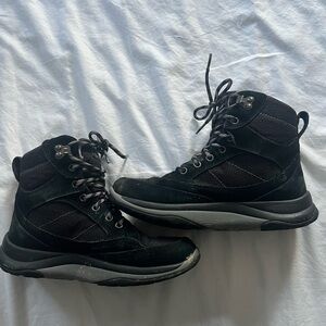 LL Bean women snow sneakers boots black size 6 medium